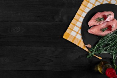 Malzemeler siyah arduvaz masada yemek ile çiğ tavuk fileto. Gıda arka plan. Üstten Görünüm, kopya alanı.