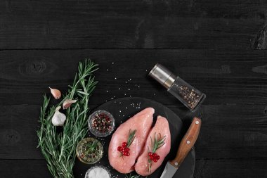 Malzemeler siyah arduvaz masada yemek ile çiğ tavuk fileto. Gıda arka plan. Üstten Görünüm, kopya alanı.