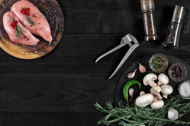 Otlar ve baharatlar ile ahşap kesme tahtası üzerinde çiğ tavuk göğsü fileto. kopya alanı ile Üstten Görünüm