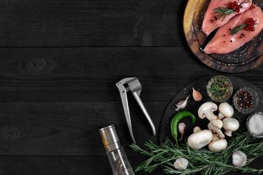 Otlar ve baharatlar ile ahşap kesme tahtası üzerinde çiğ tavuk göğsü fileto. kopya alanı ile Üstten Görünüm