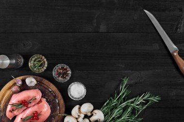 Ayarlama, görünümü top çiğ tavuk göğsü ve bir rustik ahşap baharat