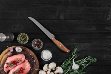 Ayarlama, görünümü top çiğ tavuk göğsü ve bir rustik ahşap baharat