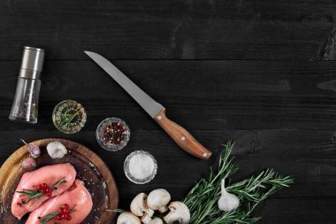 Ayarlama, görünümü top çiğ tavuk göğsü ve bir rustik ahşap baharat