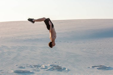 Adam parkour kendi çalışma. Akrobasi kum