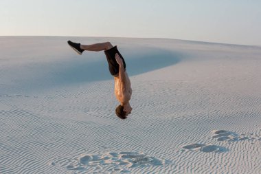 Adam parkour kendi çalışma. Akrobasi kum