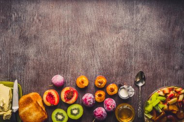 Sağlıklı kahvaltı bir cam kase ve masada meyve yulaf ezmesi ile. Tonda