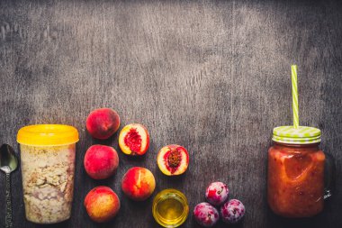 Cam şişe ve payet ve yulaf ezmesi meyve ile yararlı şeftali meyve yüzlü, vejetaryen kahvaltıları