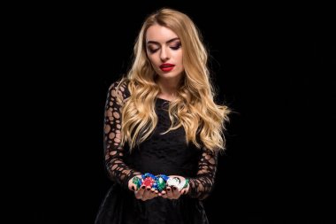 Siyah elbiseli, casino oyuncu fiş bir avuç siyah arka plan üzerine zarif sarışın