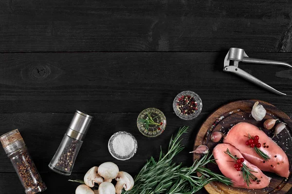 Ayarlama, görünümü top çiğ tavuk göğsü ve bir rustik ahşap baharat