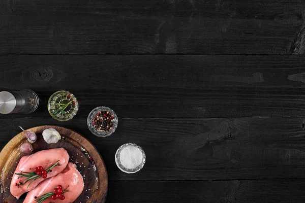 Ayarlama, görünümü top çiğ tavuk göğsü ve bir rustik ahşap baharat