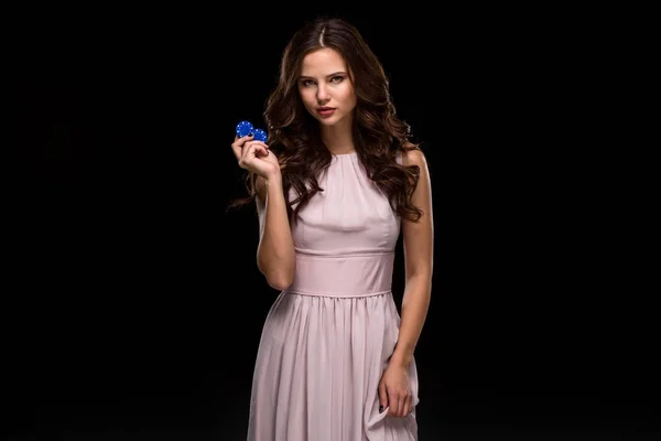 Sexy cabelo encaracolado morena posando com chips em suas mãos, conceito de poker fundo preto — Fotografia de Stock