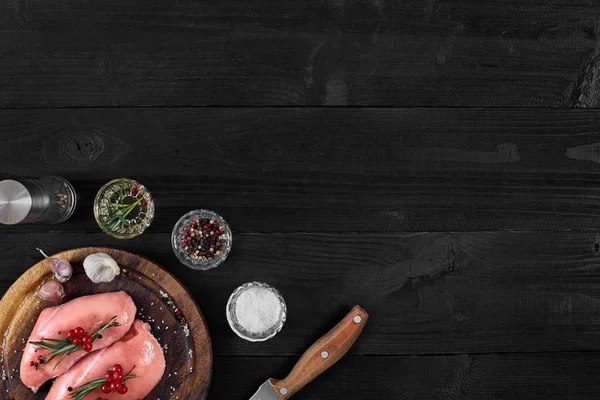 Ayarlama, görünümü top çiğ tavuk göğsü ve bir rustik ahşap baharat