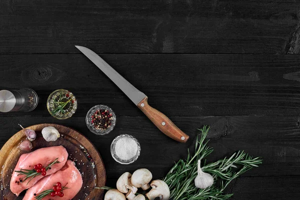 Ayarlama, görünümü top çiğ tavuk göğsü ve bir rustik ahşap baharat