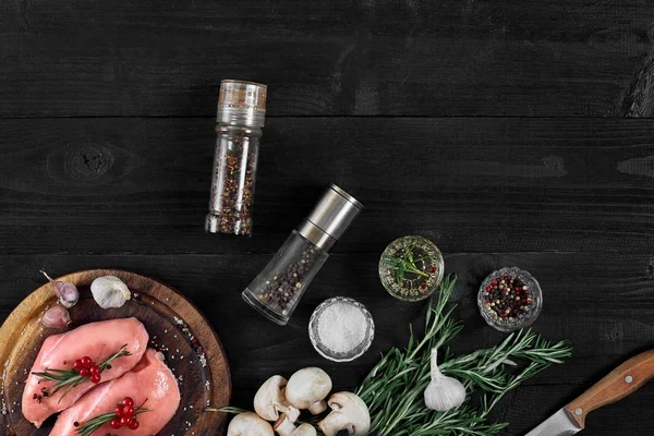 Ayarlama, görünümü top çiğ tavuk göğsü ve bir rustik ahşap baharat