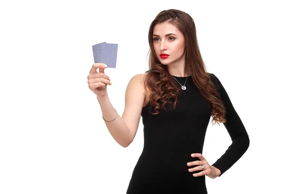 Σέξι σγουρά μαλλιά μελαχρινή ποζάρουν με δύο άσους κάρτες στα χέρια της, πόκερ έννοια απομόνωση σε λευκό φόντο — Φωτογραφία Αρχείου