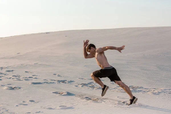 Hızlı kum üzerinde koşan adam uygun. Güçlü runner yaz açık eğitim.