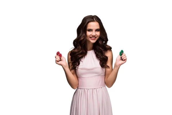 Sexy krullend haar brunette poseren met chips in haar handen, poker concept isolatie op witte achtergrond — Stockfoto