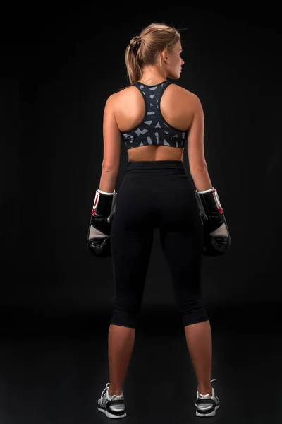 Mujer joven con guantes de boxeador vista trasera —  Fotos de Stock