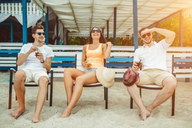 Gençler zevk yaz tatil plaj barda içki güneşlenme