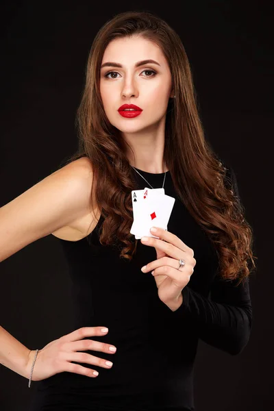 2 つの ace でポーズ セクシーな巻き毛ブルネット彼女の手は、白い背景の上の火かき棒の概念分離カードします。 — ストック写真