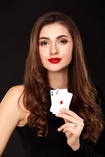 Onun elinde, beyaz arka plan üzerinde poker kavram yalıtım seksi kıvırcık saçlı esmer iki as ile poz kartları — Stok fotoğraf