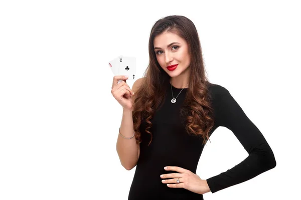 Сексуальная брюнетка с вьющимися волосами, позирующая с двумя тузами в руках, покерная концепция изоляции на белом фоне — стоковое фото