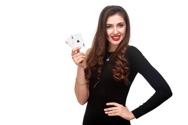 Onun elinde, beyaz arka plan üzerinde poker kavram yalıtım seksi kıvırcık saçlı esmer iki as ile poz kartları — Stok fotoğraf