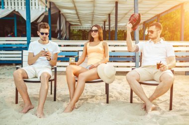 Gençler zevk yaz tatil plaj barda içki güneşlenme