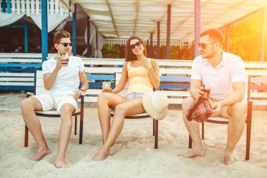 Gençler zevk yaz tatil plaj barda içki güneşlenme