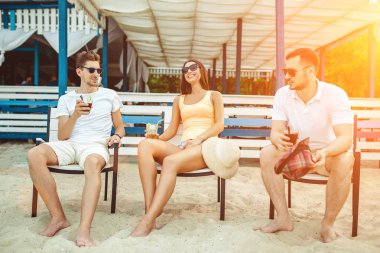 Gençler zevk yaz tatil plaj barda içki güneşlenme