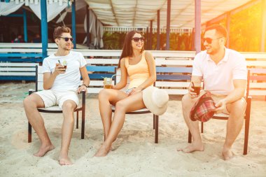 Gençler zevk yaz tatil plaj barda içki güneşlenme