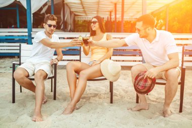 Gençler zevk yaz tatil plaj barda içki güneşlenme