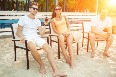 Gençler zevk yaz tatil plaj barda içki güneşlenme