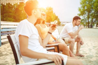 Gençler zevk yaz tatil plaj barda içki güneşlenme