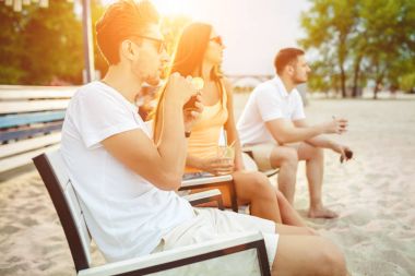 Gençler zevk yaz tatil plaj barda içki güneşlenme