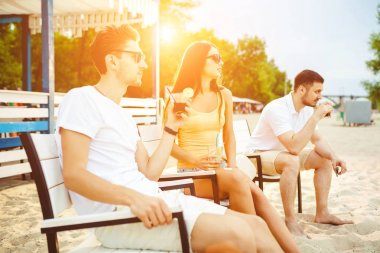 Gençler zevk yaz tatil plaj barda içki güneşlenme
