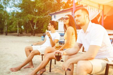 Gençler zevk yaz tatil plaj barda içki güneşlenme