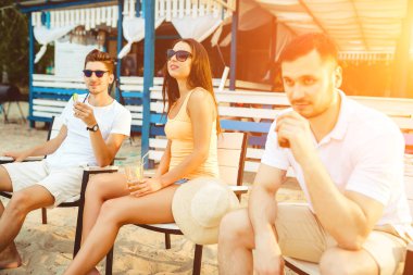 Gençler zevk yaz tatil plaj barda içki güneşlenme