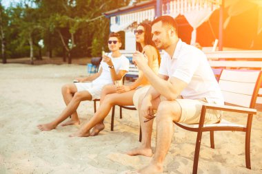 Gençler zevk yaz tatil plaj barda içki güneşlenme