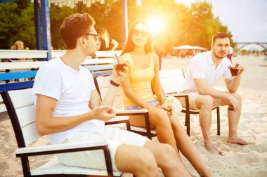 Gençler zevk yaz tatil plaj barda içki güneşlenme