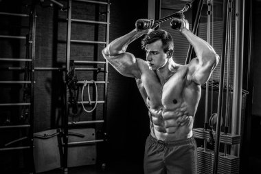 Spor salonunda, poz seksi kaslı adam karın şeklinde. Güçlü erkek n