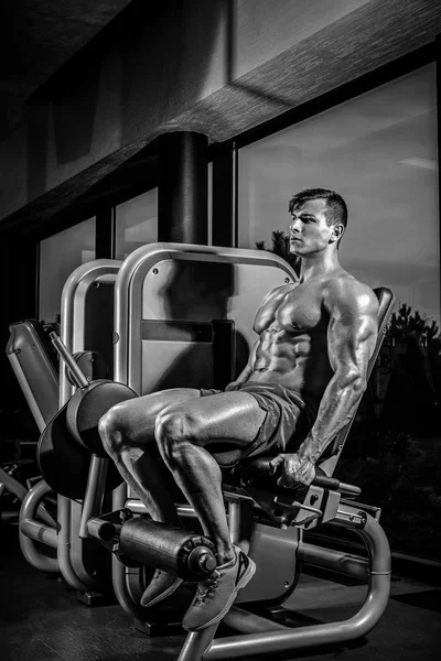 Exercices de jambe - Homme faisant jambe avec la machine dans le gymnase — Photo