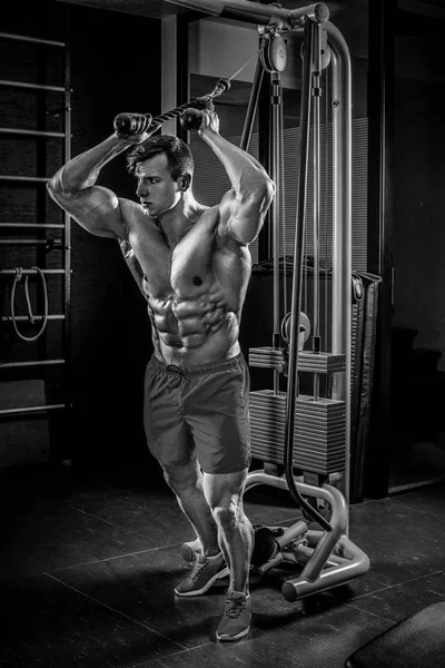 Hombre musculoso sexy posando en el gimnasio, en forma abdominal. Hombre fuerte n —  Fotos de Stock