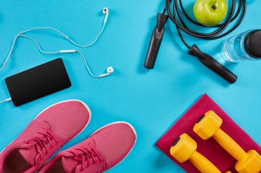 Kadın giyim, halter ve şişe suyu üzerinde parlak mavi arka plan ile sporcular ayarla