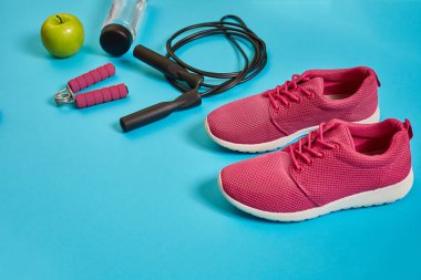 Düz yatıyordu halter, şişe su, ip atlama ve spor ayakkabı, spor malzemeleri, fitness öğeleri, görünümü top