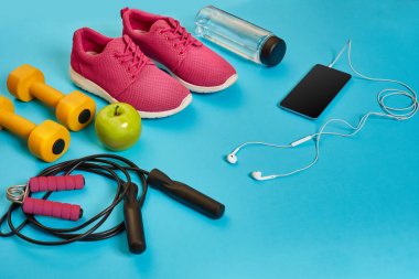 Düz yatıyordu halter, şişe su, ip atlama ve spor ayakkabı, spor malzemeleri, fitness öğeleri, görünümü top