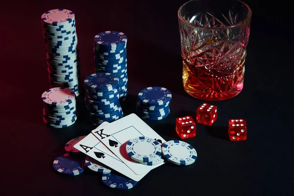 Cartas de jugador de poker. En la mesa hay papas fritas y una copa de cóctel con whisky. Cartas - As y Rey — Foto de Stock