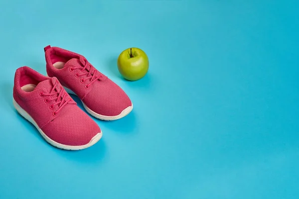Sneakers, groene appel, gewichtsverlies, lopen, gezond eten, gezonde levensstijl concept — Stockfoto