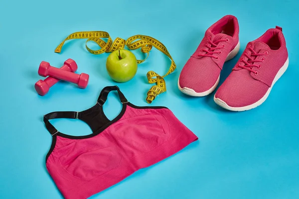 Spor ayakkabı, santimetre, yeşil elma, çalıştıran, zayıflama, sağlıklı beslenme, sağlıklı yaşam konsepti — Stok fotoğraf