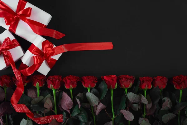 검은 바탕에 빨간 리본으로 흰색 선물 상자. 발렌타인 데이 인사말 카드. — 스톡 사진